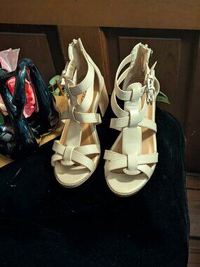 Soda Girls Sandals - Cream - Crisscross band - Soft Sole - Ankle Strap Sz 2M